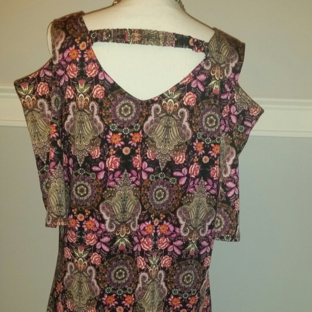 5X Avenue PLUS cold shoulder lavender tunic - Picture 4 of 4